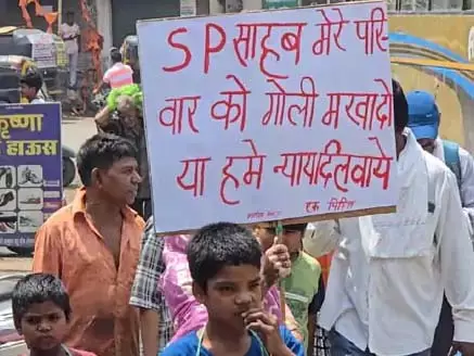 गोली मरवा दो एसपी साहब मुझे और मेरे परिवार को, पुलिस से परेशान ऑटो चालक ने की मांग गोली मरवा दो एसपी साहब मुझे और मेरे परिवार को, पुलिस से परेशान ऑटो चालक ने की मांग