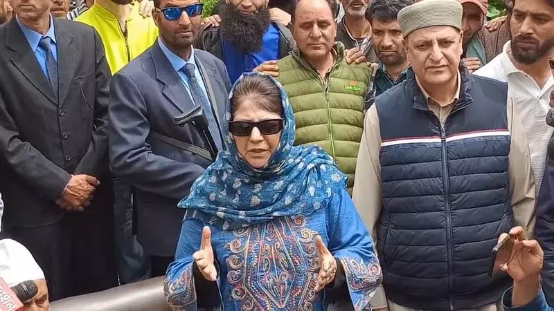 Mehbooba ने केंद्र से कश्मीरियों के लिए दया की अपील की Mehbooba ने केंद्र से कश्मीरियों के लिए दया की अपील की