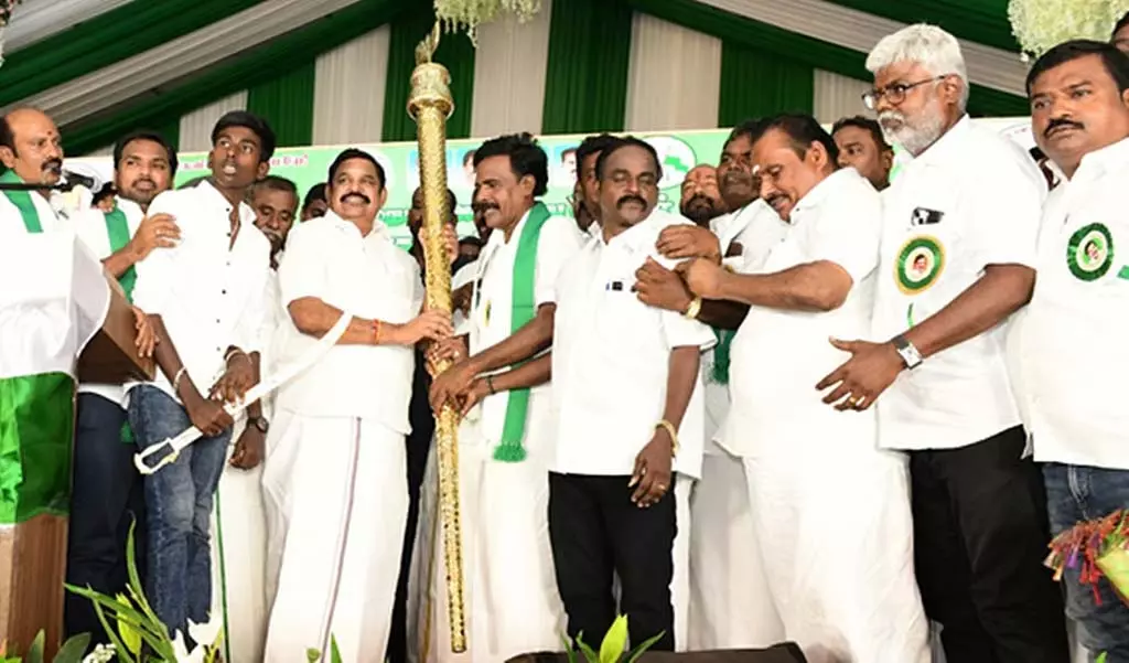 AIADMK सरकार बनने पर एडप्पादी पलानीस्वामी ने व्यापारियों को पूर्ण सुरक्षा का आश्वासन दिया AIADMK सरकार बनने पर एडप्पादी पलानीस्वामी ने व्यापारियों को पूर्ण सुरक्षा का आश्वासन दिया