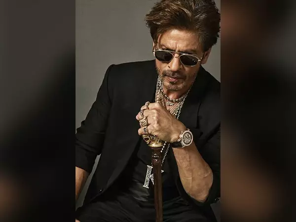 Shah Rukh Khan ने ऑल-ब्लैक सब्यसाची सूट पहनकर मेट गाला में अपनी पहली उपस्थिति दर्ज कराई Shah Rukh Khan ने ऑल-ब्लैक सब्यसाची सूट पहनकर मेट गाला में अपनी पहली उपस्थिति दर्ज कराई