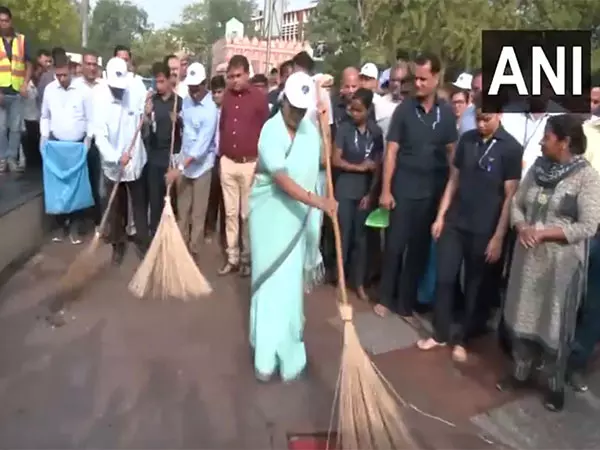 Delhi CM ने 20 दिवसीय स्वच्छता अभियान का नेतृत्व किया Delhi CM ने 20 दिवसीय स्वच्छता अभियान का नेतृत्व किया
