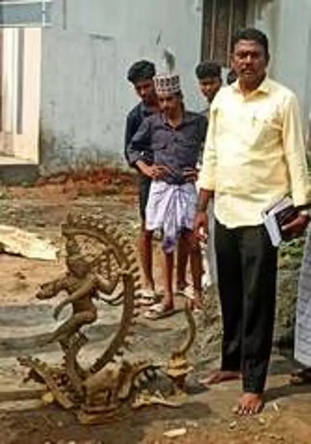 निर्माण कार्य के दौरान मिली नटराज की मूर्ति: अधिकारियों ने किया निरीक्षण निर्माण कार्य के दौरान मिली नटराज की मूर्ति: अधिकारियों ने किया निरीक्षण
