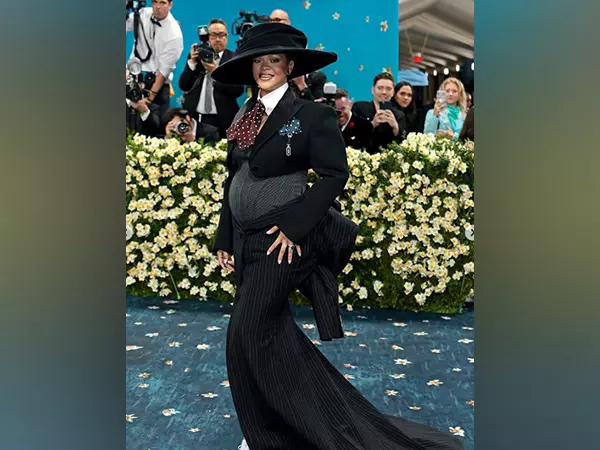 Rihanna ने मेट गाला में वापसी की, बेबी बंप दिखाया Rihanna ने मेट गाला में वापसी की, बेबी बंप दिखाया