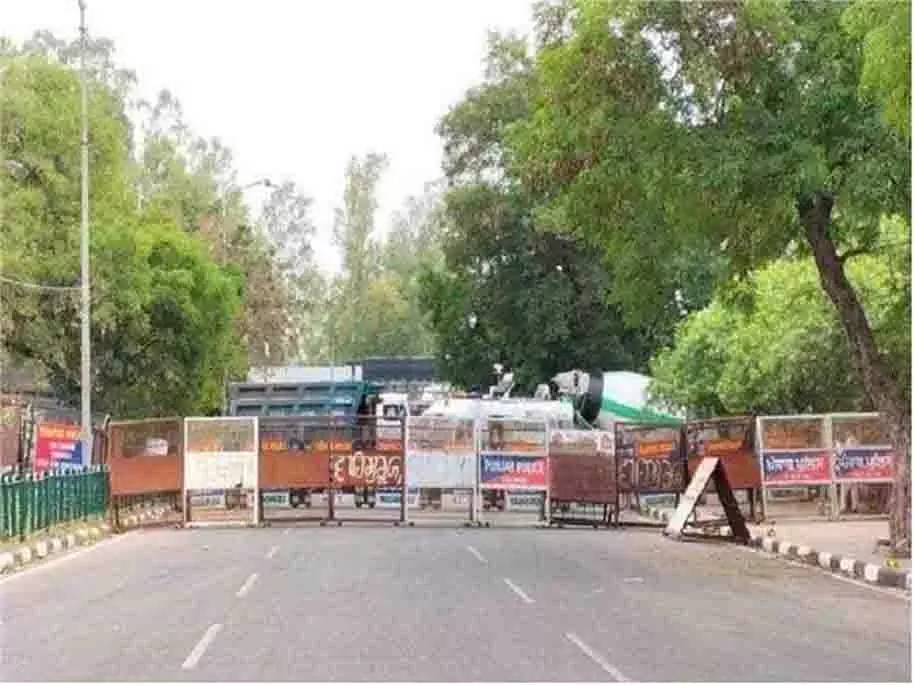 Chandigarh: सभी सड़कें सील, चप्पे-चप्पे पर पुलिस तैनात Chandigarh: सभी सड़कें सील, चप्पे-चप्पे पर पुलिस तैनात