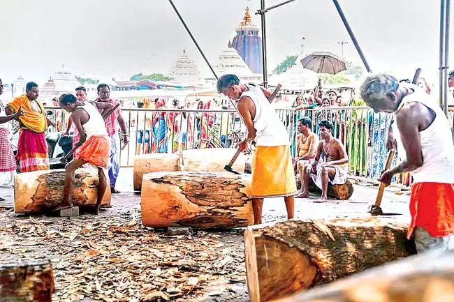 Odisha : रथ निर्माण में 200 लोग शामिल Odisha : रथ निर्माण में 200 लोग शामिल