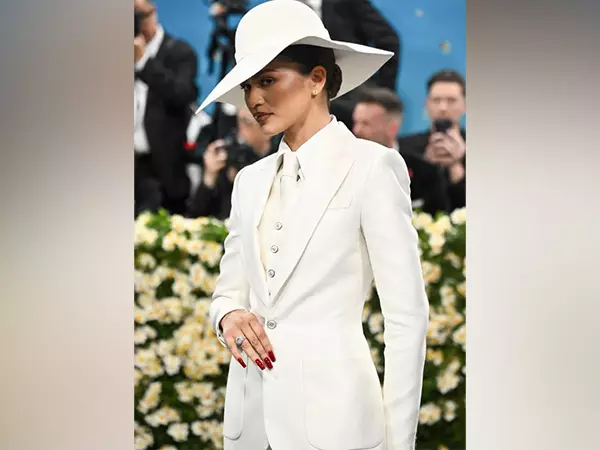 Met Gala 2025: ज़ेंडया ने कस्टम ऑल-व्हाइट पहनावे के साथ सगाई की अंगूठी दिखाई Met Gala 2025: ज़ेंडया ने कस्टम ऑल-व्हाइट पहनावे के साथ सगाई की अंगूठी दिखाई