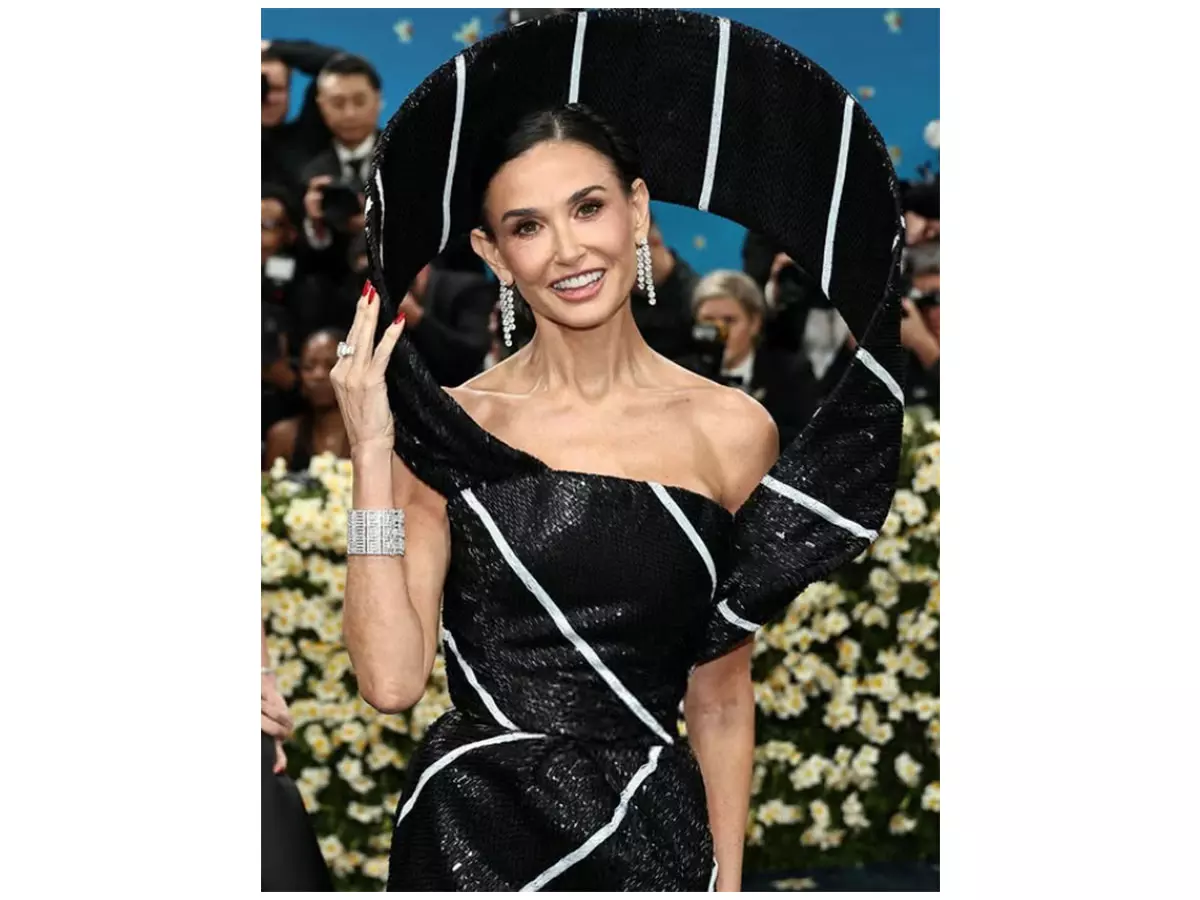 Demi Moore ने एक मिलियन से ज़्यादा मोतियों वाली टाई से प्रेरित गाउन में जलवा बिखेरा Demi Moore ने एक मिलियन से ज़्यादा मोतियों वाली टाई से प्रेरित गाउन में जलवा बिखेरा