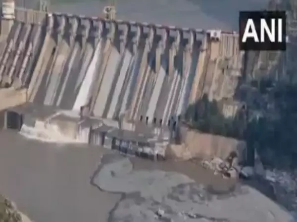 J-K: सीमा पार तनाव के बीच भारत द्वारा बगलिहार, सलाल बांध बंद करने से चिनाब नदी के कुछ हिस्से सूख गए J-K: सीमा पार तनाव के बीच भारत द्वारा बगलिहार, सलाल बांध बंद करने से चिनाब नदी के कुछ हिस्से सूख गए