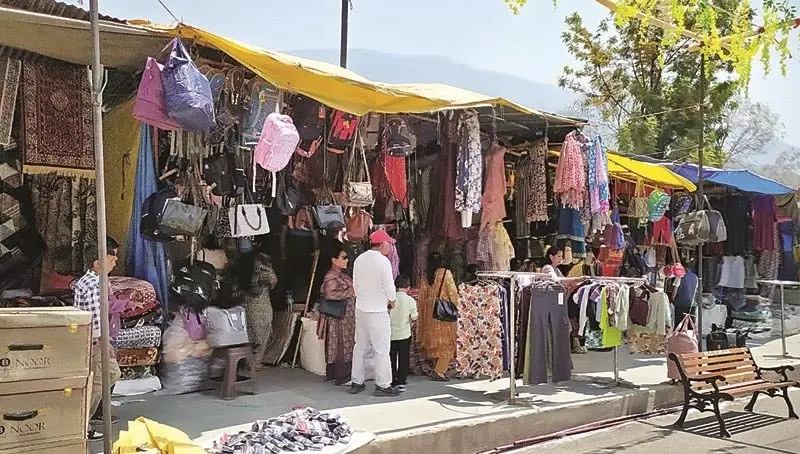 Himachal: पीपल जात्रा में कारोबार पकड़ रहा रफ्तार Himachal: पीपल जात्रा में कारोबार पकड़ रहा रफ्तार