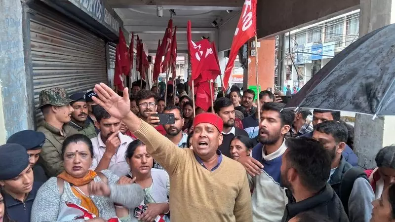 Himachal: वेतन और कार्यस्थल पर उत्पीड़न को लेकर एम्बुलेंस कर्मचारियों का विरोध प्रदर्शन Himachal: वेतन और कार्यस्थल पर उत्पीड़न को लेकर एम्बुलेंस कर्मचारियों का विरोध प्रदर्शन