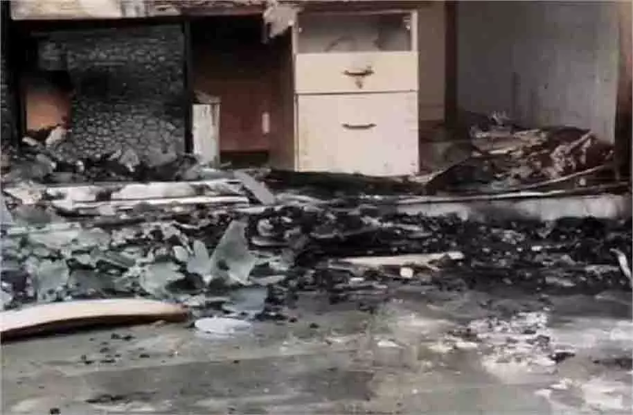 Haryana : एक्सिस बैंक की शाखा में लगी आग, दस्तावेज जले Haryana : एक्सिस बैंक की शाखा में लगी आग, दस्तावेज जले