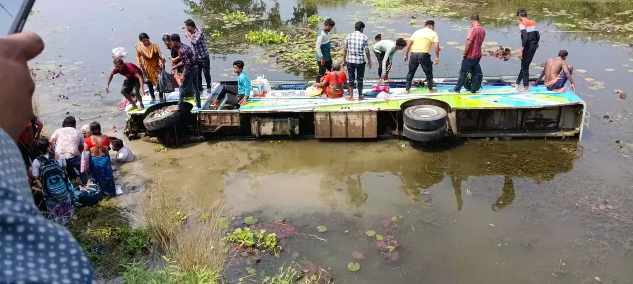 Odisha : बालासोर में बस पुल से गिरी, 20 से अधिक लोग घायल Odisha : बालासोर में बस पुल से गिरी, 20 से अधिक लोग घायल