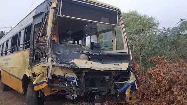 कराईकुडी में सरकारी बस-दूध ट्रक की टक्कर: 3 की मौत कराईकुडी में सरकारी बस-दूध ट्रक की टक्कर: 3 की मौत
