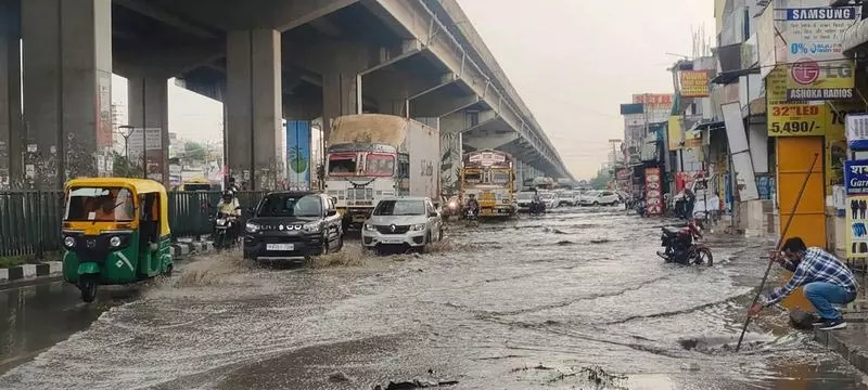 Chandigarh: 2 घंटे की बारिश से जीरकपुर की सड़कें जलमग्न, यात्री परेशान Chandigarh: 2 घंटे की बारिश से जीरकपुर की सड़कें जलमग्न, यात्री परेशान
