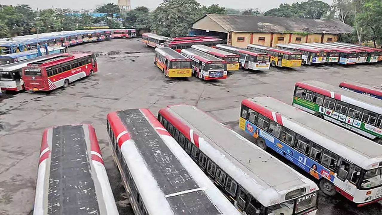 आरटीसी कर्मचारियों ने हड़ताल के आह्वान पर पीछे हटने से इनकार किया आरटीसी कर्मचारियों ने हड़ताल के आह्वान पर पीछे हटने से इनकार किया