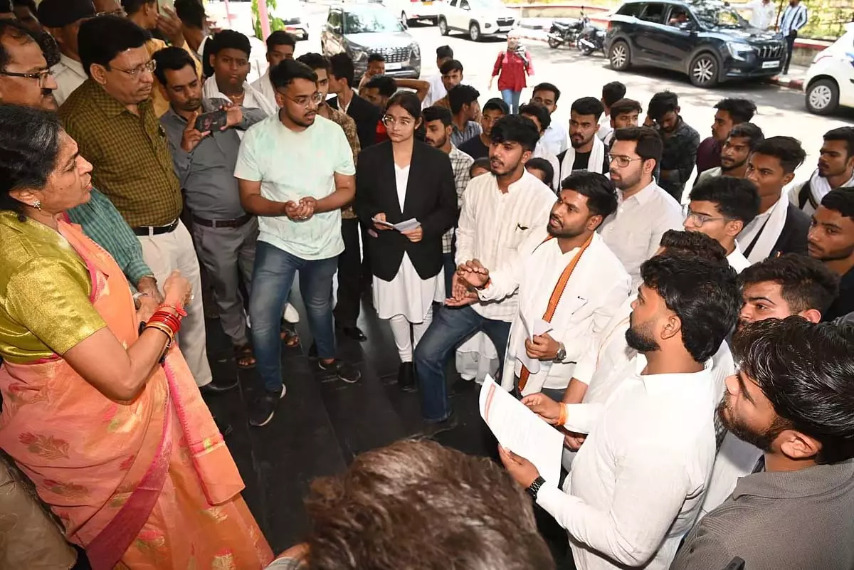IIITDM में MMS कांड: जबलपुर में बीटेक छात्रा हिरासत में IIITDM में MMS कांड: जबलपुर में बीटेक छात्रा हिरासत में