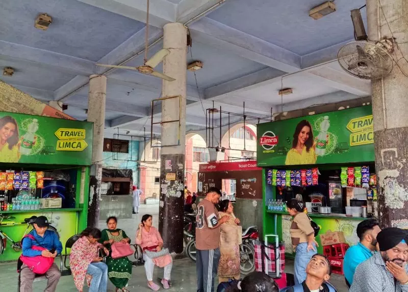 Amritsar: शहर के बस स्टैंड पर सुविधाओं की कमी से यात्री परेशान Amritsar: शहर के बस स्टैंड पर सुविधाओं की कमी से यात्री परेशान