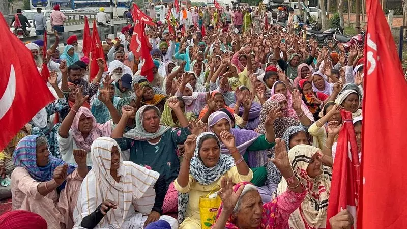 Amritsar: मार्क्स की जयंती पर मजदूर यूनियनों ने किया विरोध प्रदर्शन Amritsar: मार्क्स की जयंती पर मजदूर यूनियनों ने किया विरोध प्रदर्शन