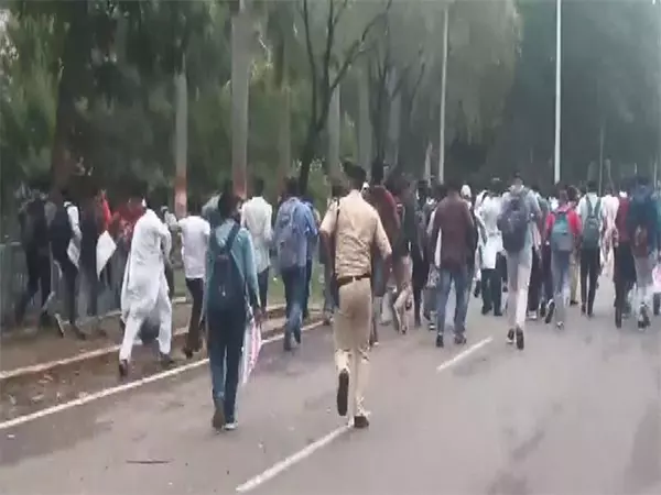 Bihar CM के आवास के बाहर BPSC उम्मीदवारों ने किया प्रदर्शन, पुलिस ने प्रदर्शनकारियों पर किया लाठीचार्ज Bihar CM के आवास के बाहर BPSC उम्मीदवारों ने किया प्रदर्शन, पुलिस ने प्रदर्शनकारियों पर किया लाठीचार्ज