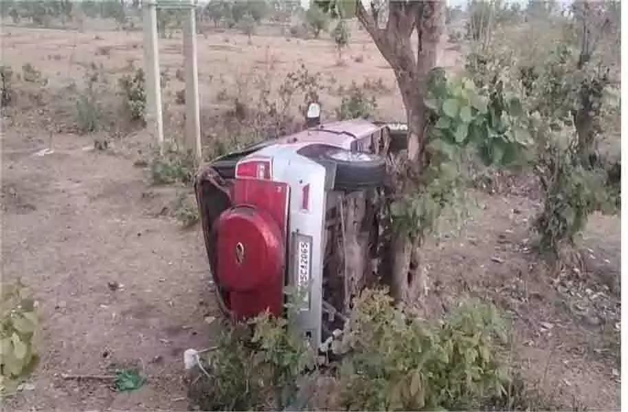 MP NEWS: तेज आंधी के कारण कार पलटी, 3 की दर्दनाक मौत MP NEWS: तेज आंधी के कारण कार पलटी, 3 की दर्दनाक मौत