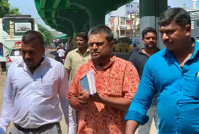 कोडानाड हत्या और डकैती मामला: पूनकुंदरन पूछताछ के लिए CBCID के समक्ष पेश कोडानाड हत्या और डकैती मामला: पूनकुंदरन पूछताछ के लिए CBCID के समक्ष पेश