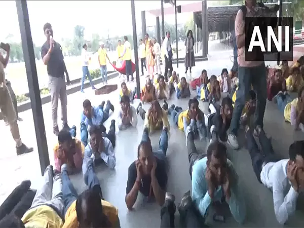 UP: बढ़ते तनाव के बीच सिविल डिफेंस ने मॉक ड्रिल का अभ्यास किया UP: बढ़ते तनाव के बीच सिविल डिफेंस ने मॉक ड्रिल का अभ्यास किया