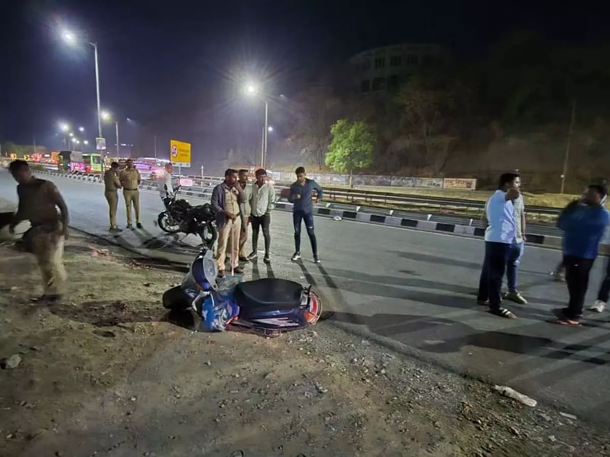 Pune : व्यक्ति ने पत्नी की हत्या की, शव को बोरे में भरकर बाइक पर ले जाते हुए पुलिस ने उसे पकड़ लिया Pune : व्यक्ति ने पत्नी की हत्या की, शव को बोरे में भरकर बाइक पर ले जाते हुए पुलिस ने उसे पकड़ लिया