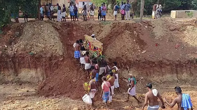 सड़क सुविधा न होने के कारण ग्रामीणों को शव को कब्रिस्तान तक ले जाने में परेशानी हो रही सड़क सुविधा न होने के कारण ग्रामीणों को शव को कब्रिस्तान तक ले जाने में परेशानी हो रही