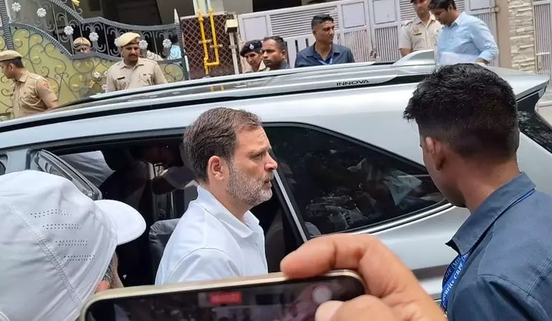 राहुल गांधी ने करनाल में Pahalgam पीड़ित लेफ्टिनेंट विनय नरवाल के परिजनों से मुलाकात की राहुल गांधी ने करनाल में Pahalgam पीड़ित लेफ्टिनेंट विनय नरवाल के परिजनों से मुलाकात की