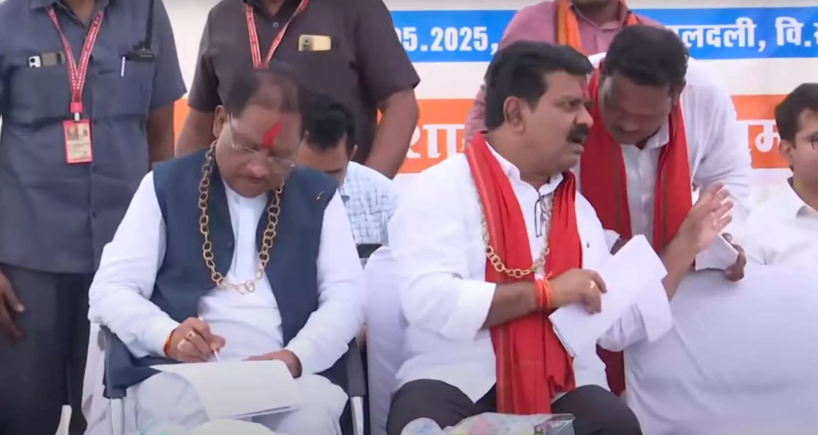 सुशासन तिहार LIVE, कवर्धा के दलदली समाधान शिविर पहुंचे CM साय सुशासन तिहार LIVE, कवर्धा के दलदली समाधान शिविर पहुंचे CM साय