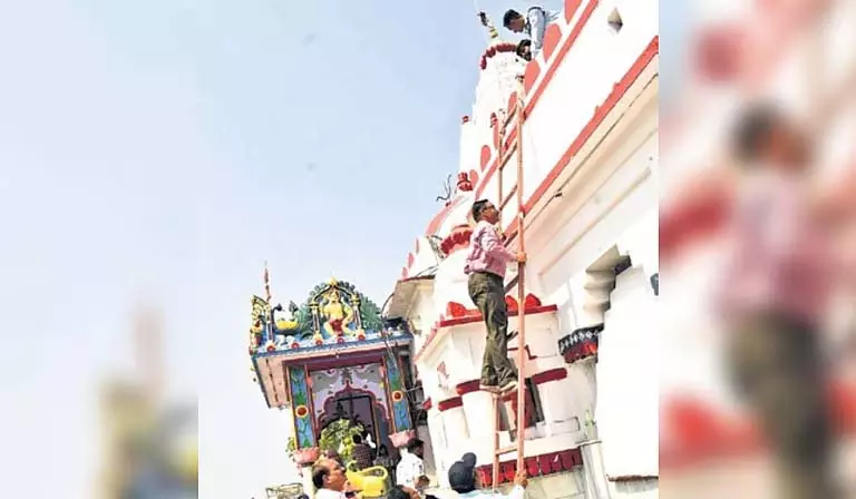 VSSUT की टीम ने ओडिशा में धुएं के वेंटिलेशन के लिए मंदिर का निरीक्षण किया VSSUT की टीम ने ओडिशा में धुएं के वेंटिलेशन के लिए मंदिर का निरीक्षण किया
