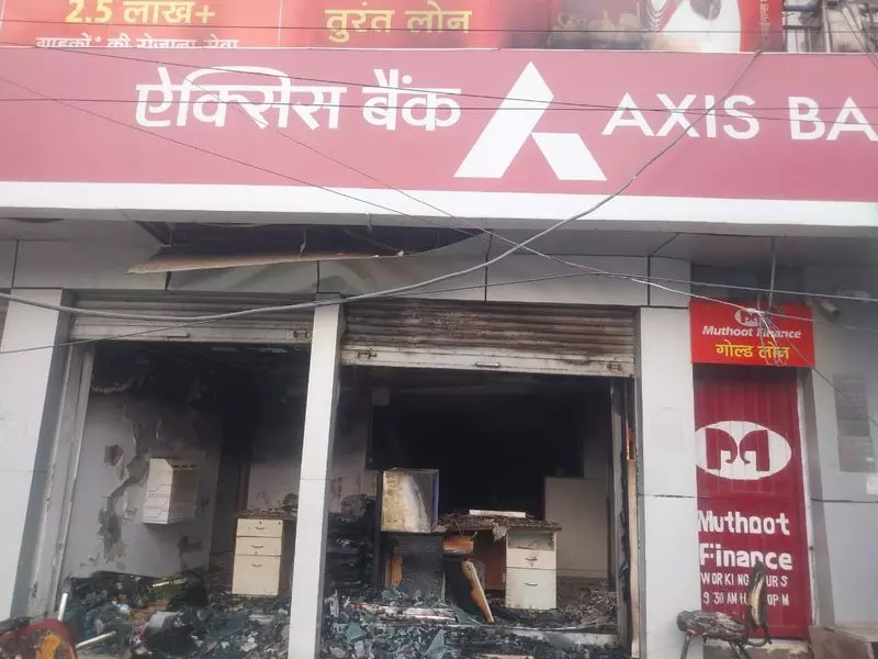Sirsa में बैंक शाखा में लगी आग, बड़े नुकसान की खबर Sirsa में बैंक शाखा में लगी आग, बड़े नुकसान की खबर