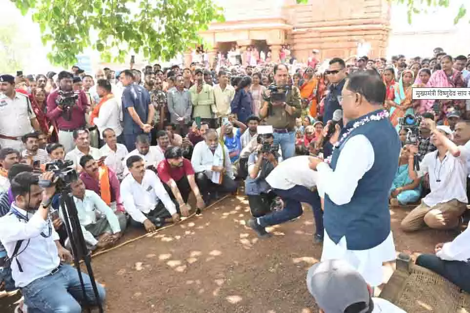 मुख्यमंत्री विष्णुदेव साय खुद उतरे ग्राउंड जीरो पर, अचानक पहुंचे सहसपुर, लिया ग्रामीणों से सीधा फीडबैक मुख्यमंत्री विष्णुदेव साय खुद उतरे ग्राउंड जीरो पर, अचानक पहुंचे सहसपुर, लिया ग्रामीणों से सीधा फीडबैक