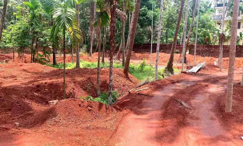 Kerala : चेंदयाडू कुनुम्मल में खेतों को मिट्टी से भरा जा रहा Kerala : चेंदयाडू कुनुम्मल में खेतों को मिट्टी से भरा जा रहा