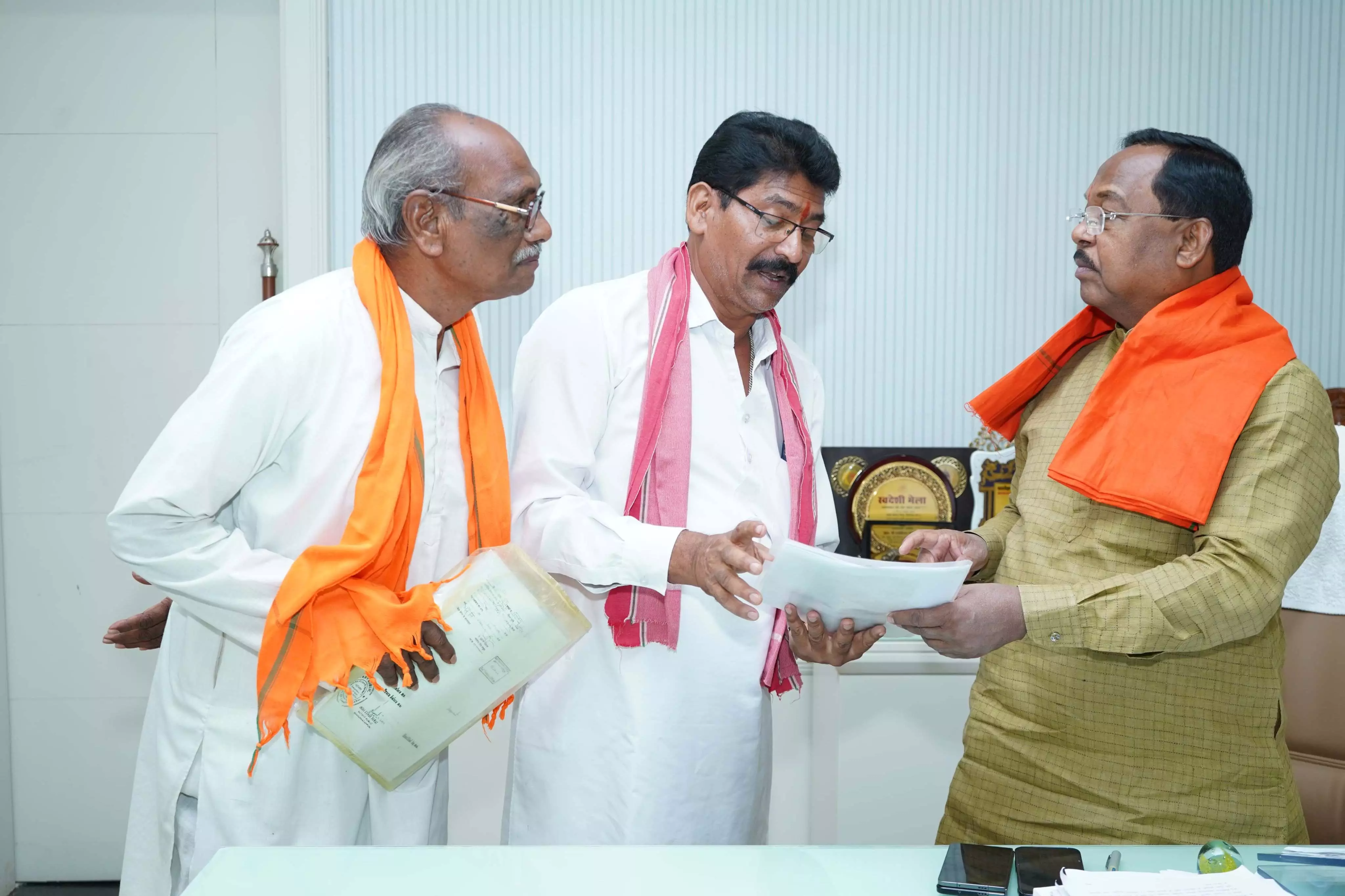 कृषिमंत्री राम विचार नेताम से लीला राम साहू ने की सौजन्य भेंट कृषिमंत्री राम विचार नेताम से लीला राम साहू ने की सौजन्य भेंट