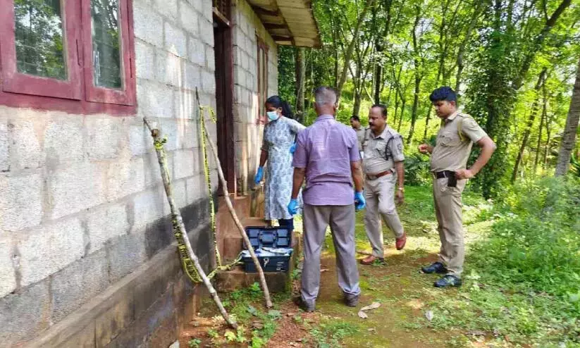 एक गृहिणी की मृत्यु हो गई; फोरेंसिक टीम ने चेरुपुझा का निरीक्षण किया एक गृहिणी की मृत्यु हो गई; फोरेंसिक टीम ने चेरुपुझा का निरीक्षण किया