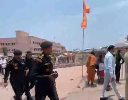 NSG कमांडो ने की पुरी के जगन्नाथ मंदिर में नियमित सुरक्षा समीक्षा NSG कमांडो ने की पुरी के जगन्नाथ मंदिर में नियमित सुरक्षा समीक्षा