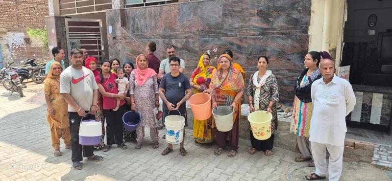 Sirsa में ट्यूबवेल खराब होने से स्थानीय लोगों को पानी की समस्या का सामना करना पड़ रहा Sirsa में ट्यूबवेल खराब होने से स्थानीय लोगों को पानी की समस्या का सामना करना पड़ रहा