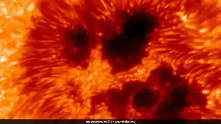World के सबसे बड़े सौर टेलीस्कोप ने सूर्य की सतह के आश्चर्यजनक विवरण कैद किए World के सबसे बड़े सौर टेलीस्कोप ने सूर्य की सतह के आश्चर्यजनक विवरण कैद किए