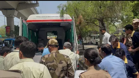 मेट्रो स्टेशन पर युवती ने की आत्महत्या, मौजूद यात्रियों में हड़कंप मचा, VIDEO मेट्रो स्टेशन पर युवती ने की आत्महत्या, मौजूद यात्रियों में हड़कंप मचा, VIDEO