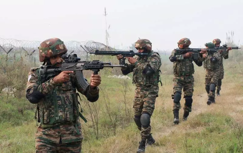 पाक सैनिकों ने J-K के 8 सेक्टरों में नियंत्रण रेखा पर अग्रिम चौकियों को निशाना बनाया पाक सैनिकों ने J-K के 8 सेक्टरों में नियंत्रण रेखा पर अग्रिम चौकियों को निशाना बनाया