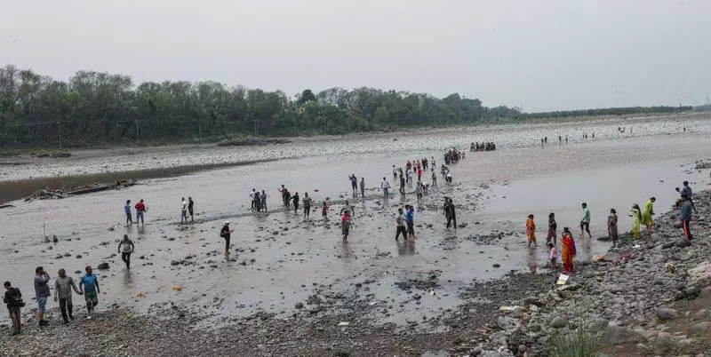 पाक सीमा पर लगभग सूख चुकी चिनाब नदी ने Jammu निवासियों को स्तब्ध कर दिया पाक सीमा पर लगभग सूख चुकी चिनाब नदी ने Jammu निवासियों को स्तब्ध कर दिया