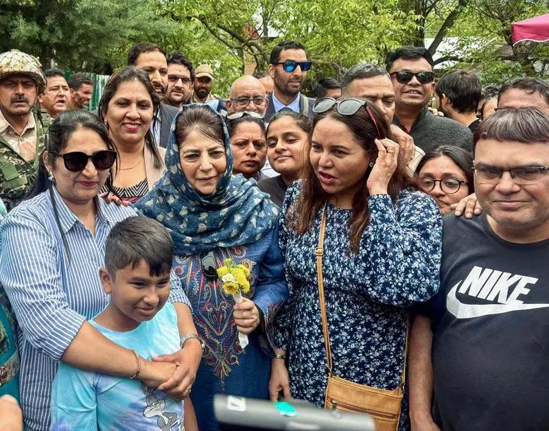 Mufti ने पहलगाम में स्थानीय लोगों से मुलाकात की, ‘अन्यायपूर्ण’ कार्रवाई की निंदा की Mufti ने पहलगाम में स्थानीय लोगों से मुलाकात की, ‘अन्यायपूर्ण’ कार्रवाई की निंदा की