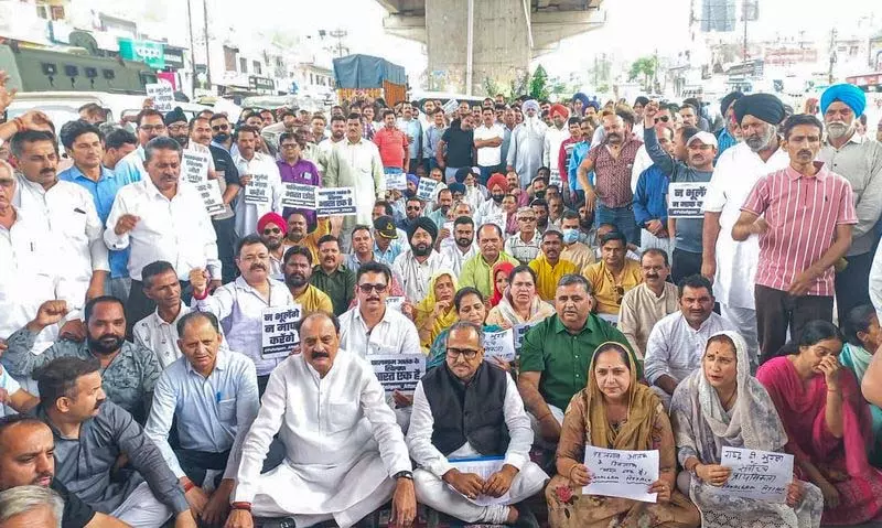 BJP नेताओं ने जम्मू में अवैध रूप से रह रहे पाकिस्तानियों को वापस भेजने की मांग की BJP नेताओं ने जम्मू में अवैध रूप से रह रहे पाकिस्तानियों को वापस भेजने की मांग की