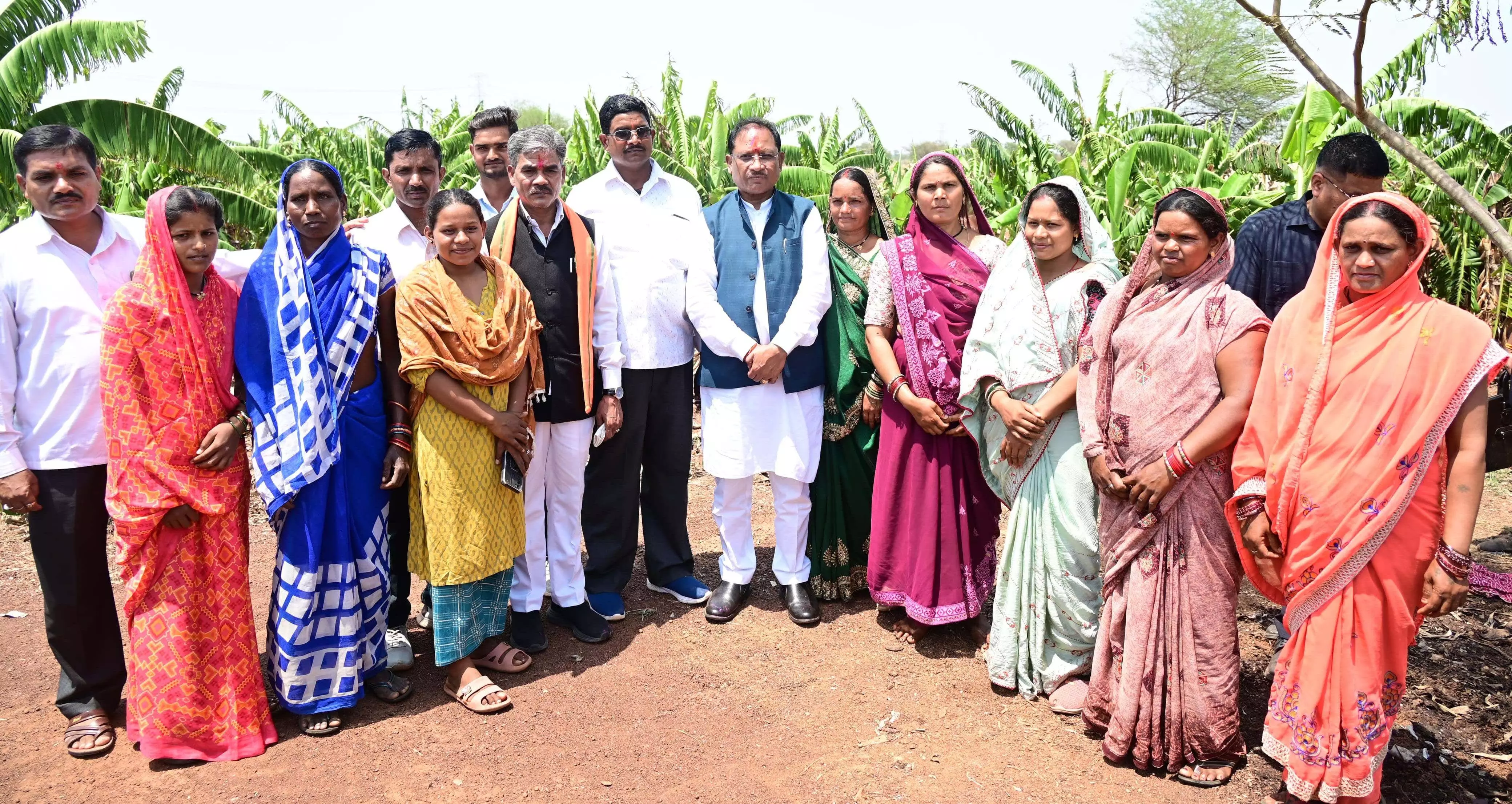 CM साय पहुंचे उत्कृष्ट किसान रोहित साहू के खेतों में, केला और पपीता की खेती से कमा रहे लाखों का मुनाफा CM साय पहुंचे उत्कृष्ट किसान रोहित साहू के खेतों में, केला और पपीता की खेती से कमा रहे लाखों का मुनाफा