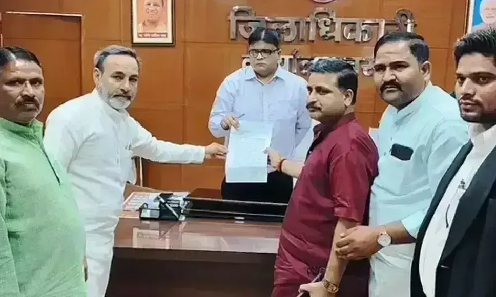 Basti: नगर पालिका ईओ पर अभद्रता का आरोप Basti: नगर पालिका ईओ पर अभद्रता का आरोप
