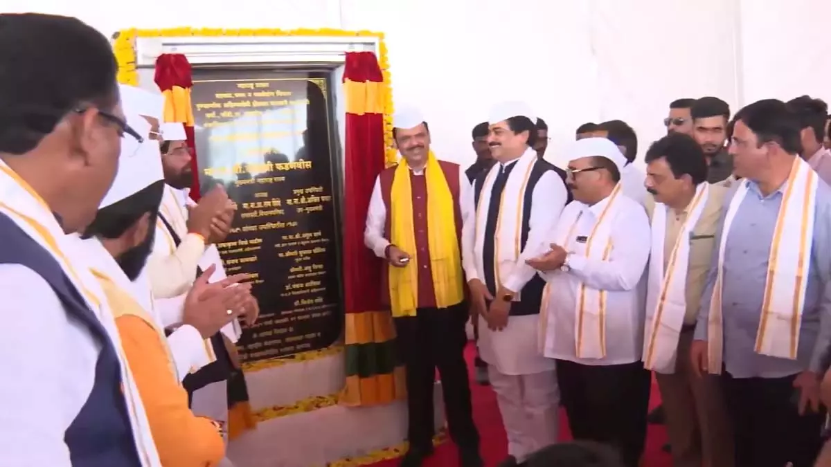 CM ने अहिल्यानगर में स्पिनिंग मिल और प्रमुख सड़क परियोजनाओं की आधारशिला रखी CM ने अहिल्यानगर में स्पिनिंग मिल और प्रमुख सड़क परियोजनाओं की आधारशिला रखी