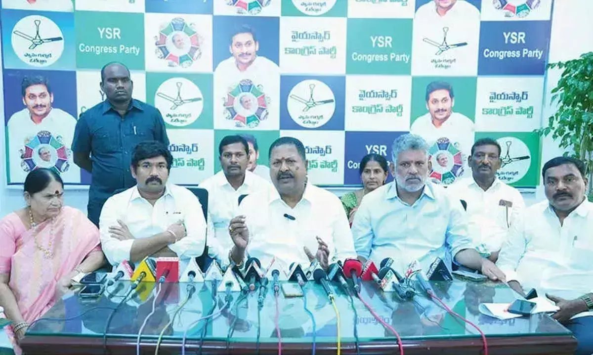 टीडीपी YSRCP कार्यकर्ताओं को परेशान करने के लिए पुलिस का इस्तेमाल कर रही है: करुमुरी टीडीपी YSRCP कार्यकर्ताओं को परेशान करने के लिए पुलिस का इस्तेमाल कर रही है: करुमुरी