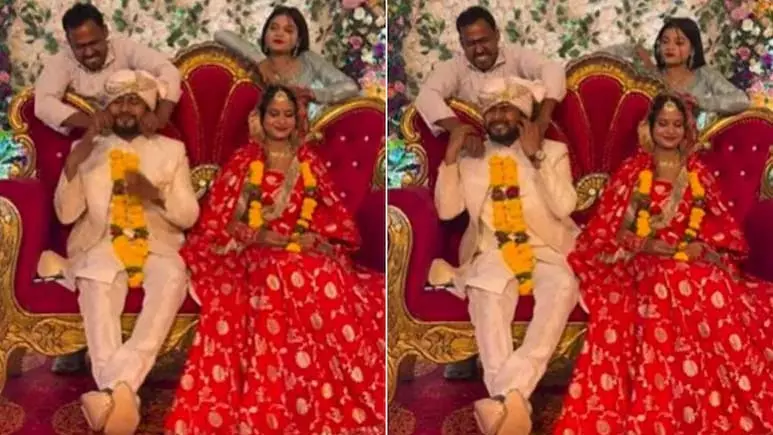 शादी में दूल्हे से छेड़छाड़ करना पड़ा महंगा, देखें VIDEO शादी में दूल्हे से छेड़छाड़ करना पड़ा महंगा, देखें VIDEO