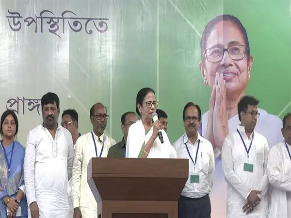 मुर्शिदाबाद हिंसा: CM ममता बनर्जी ने राहत वितरित की, हिंसा को लेकर भाजपा पर निशाना साधा मुर्शिदाबाद हिंसा: CM ममता बनर्जी ने राहत वितरित की, हिंसा को लेकर भाजपा पर निशाना साधा